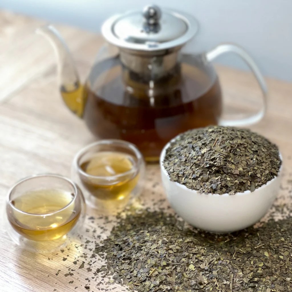 Herbata Wayusa Guayusa w szklanym dzbanku i filiżankach &ndash; La Herba